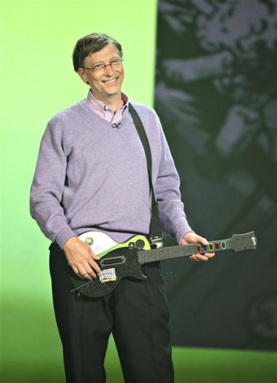 ▲빌 게이츠 마이크로소프트(MS) 설립자가 지난 2008년 1월 6일(현지시간) 미국 라스베이거스에서 개최된 소비자가전쇼(CES)에서 X박스 360 기타 콘트롤러를 시연하고 있다. 블룸버그 