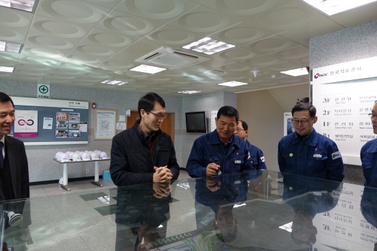 ▲강남훈 한국산업단지공단 이사장(왼쪽 두 번째)이 4일 한국석유공사 울산지사에서 석유비축시설 관련 설명을 듣고 있다.(사진=한국산업단지공단)