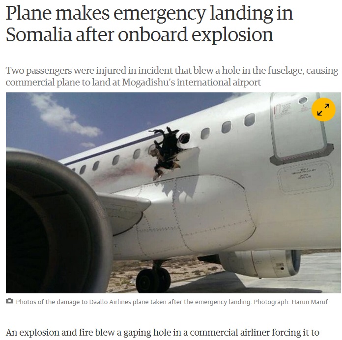 ▲ 2일(현지시간) 외신들은 지부티 국적기인 다알로항공 여객기가 소말리아 모가디슈 국제공항에서 이륙한 직후 약 1만 피트(약 3천48ｍ) 상공에서 '펑'하는 폭발음과 함께 오른쪽 날개 부근 동체에 구멍이 났다고 보도했다. 이 사고로 승객 1명이 구멍 밖으로 떨어져 숨지고 다른 승객 2명이 다친 것으로 알려졌다.(사진=연합뉴스)