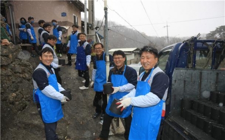 ▲한국도로공사 직원들이 지난해 12월 본사 이전지역인 김천의 어려운 이웃들에게  연탄을 배달하고 있다.사진제공 한국도로공사(한국도로공사)