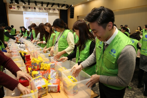 ▲대우인터내셔널 직원들이 소외계층을 위한 '설 맞이 행복 나눔 상자 만들기'를 진행하고 있다.(사진제공=대우인터내셔널)