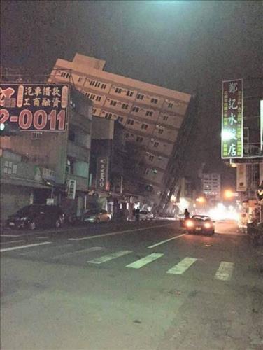 ▲지진으로 반파된 대만 타이난의 한 건물. 출처=차이나타임스 캡처