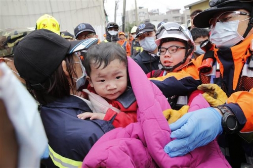 ▲대만 남부에서 6일(현지시간) 새벽 지진이 발생한 가운데 구조대원들이 붕괴된 건물에서 남자아이를 구조한 모습. 사진=AP연합뉴스