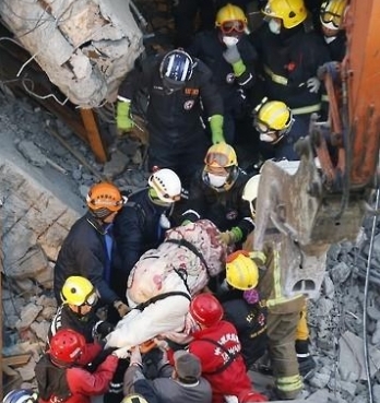 ▲지진으로 붕괴된 아파트에서 대만 구조대가 구조 활동을 벌이고 있다. (연합뉴스)