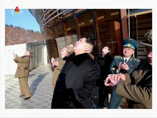 ▲김정은(맨 앞 오른쪽에서 2번째) 북한 제1국방위원장이 7일 장거리 로켓 발사 장면을 참관하고 있다. 뉴시스