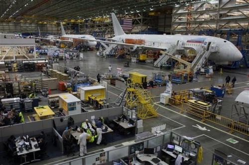 ▲미국 에버렛의 보잉 공장에서 지난해 6월 1일(현지시간) 787 드림라이너 제작이 한창이다. 블룸버그  