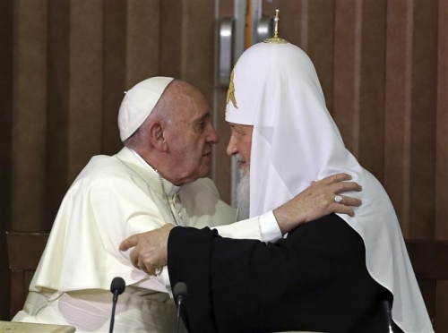 ▲프란치스코 교황(왼쪽)과 러시아 정교회의 키릴 총대주교가 12일(현지시간) 쿠바 아바나에서 만나 포옹하고 있다. 아바나/AP뉴시스