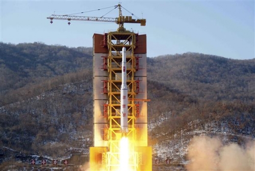 ▲미국 하원이 12일(현지시간) 북한에 대한 초강경 제재법안을 통과시켰다. 북한 조선중앙통신이 7일 장거리 로켓이 발사하는 장면을 방영하고 있다. AP뉴시스 
