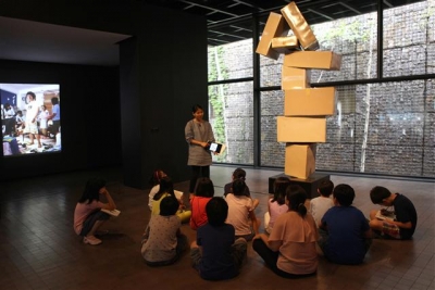 ▲삼성미술관 리움에서 어린이 대상 교육 프로그램 '리움 키즈'를 통해 어린이들이 작품 설명을 듣고 있다. 사진제공=삼성