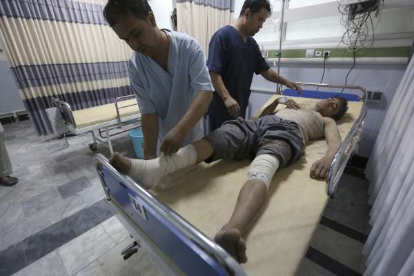 ▲지난해 8월 아프가니스탄 카불에서 일어난 차량 폭발 테러로 한 민간인이 부상을 입고 병원 치료를 받고 있다. (AP/뉴시스)