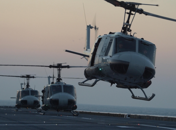 ▲사고 헬기는 도입 40년이 넘은 노후 기종으로 알려져 있다. 육군은 물론 해군에서도 운용 중이다. 사진은 상륙함에서 이함 훈련 중인 UH-1H 헬기의 모습. (뉴시스)