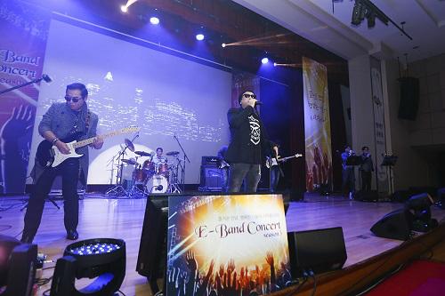 ▲하나금융투자의 직장인밴드인 ‘E-Band'가 하나금융투자 여의도 본사 한마음 홀에서 콘서트를 하고 있다.