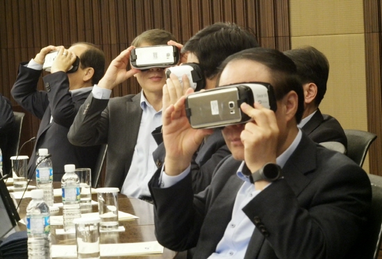 ▲삼성그룹 계열사 사장들이 17일 서울 서초사옥에서 VR(가상현실)을 직접 체험하고 있다.