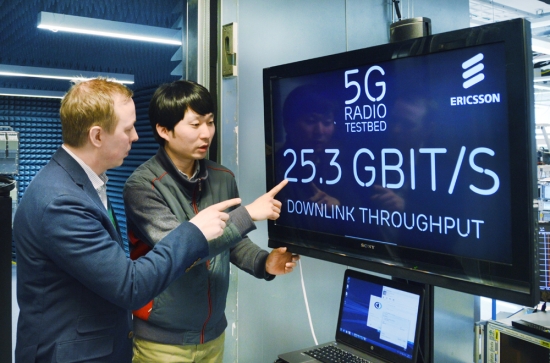 ▲
KT는 최근 스웨덴 에릭슨 본사에서 현지 연구소와 협력해 세계 최초로 25.3Gbps 속도의 무선 데이터 전송에 성공했다고 18일 밝혔다(사진제공= KT)