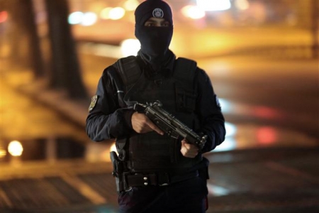 ▲터키 수도 앙카라 도심에서 17일(현지시간) 테러가 발생한 가운데 한 경찰이 테러 현장 인근에서 정찰하고 있다. 사진=AP뉴시스
