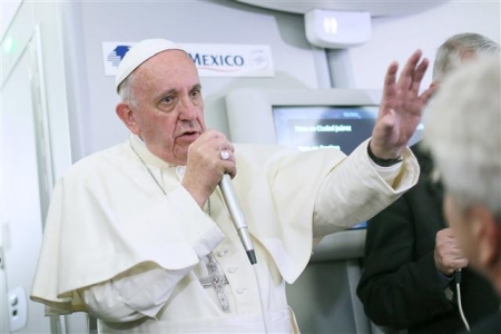 ▲프란치스코 교황이 18일(현지시간) 멕시코에서 바티칸으로 돌아가는 전세기 안에서 기자들과 대화를 나누고 있다. 사진=AP뉴시스