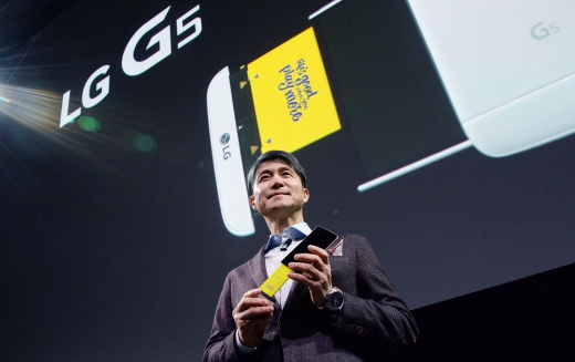 ▲LG전자 MC사업본부장 조준호 사장이 21일(현지시간) 스페인 바르셀로나 ‘산 호르디 클럽’에서 열린 ‘LG G5 Day’ 행사에서 전략 스마트폰 ‘LG G5’를 소개하고 있다.