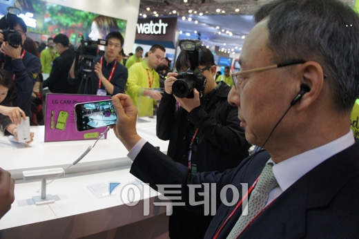 ▲KT 황창규 회장이 LG전자 부스에 들려 LG G5에 부착된 LG 캠플러스를 체험해보고 있다. 