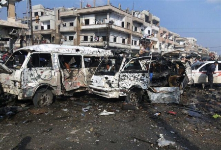 ▲시라아 중부 도시 홈스에서 21일(현지시간) 연쇄 차량 폭탄 테러가 발생한 사건 현장에 사람들이 모여있다. 사진=AP뉴시스