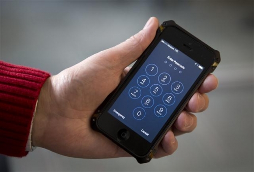 ▲한 애플 아이폰 사용자가 17일(현지시간) 암호 입력 초기화면을 보이고 있다. 미국 연방수사국(FBI)이 테러범의 아이폰 암호해제를 요구하고 애플이 최근 이를 거부해 논란을 불러 일으키고 있다. AP뉴시스
