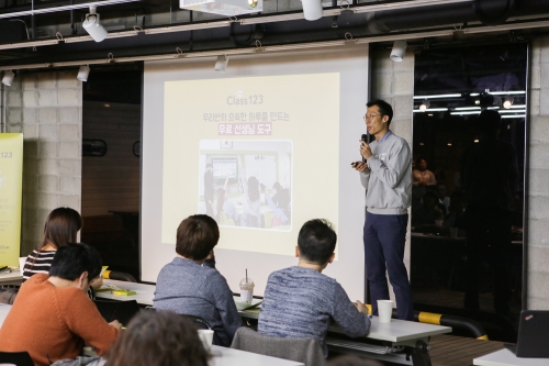 ▲이충희 브레이브팝스 대표가 지난해 열린 '2015 생생포럼'에서 강연을 펼치고 있다.(사진제공=SK 행복나눔재단)