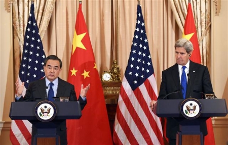 ▲왕이(왼쪽) 중국 외교부장과 존 케리 국무장관이 23일(현지시간) 미국 워싱턴 D.C 국무부 청사에서 공동기자회견에서 발언을 하고 있다. 사진=신화뉴시스