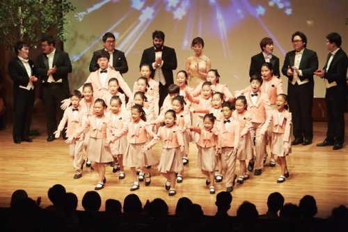 ▲IBK기업은행이 후원하는 한국 입양 어린이 합창단은 지난 2013년 서울 예술의전당 IBK체임버홀에서 ‘소원’이라는 콘서트를 진행했다.  사진제공 IBK기업은행