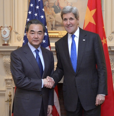 ▲존 케리 미국 국무장관(오른쪽)과 왕이 중국 외교부장이 23일(현지시간) 워싱턴 국무부에서 만나 악수하고 있다. (AP/뉴시스)
