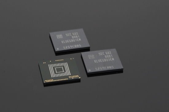 ▲삼성전자의 ‘256GB UFS’. (사진제공=삼성전자)