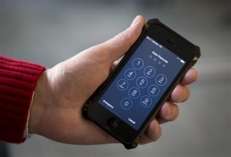 ▲ 최근 미국 연방수사국(FBI)이 테러범의 아이폰 암호해제를 요구한 가운데 애플은 25일 법원의 '아이폰 잠금해제' 명령을 취소해줄 것을 요청했다. 사진은 한 애플 아이폰 사용자가 암호 입력 초기화면을 보이고 있는 모습. 사진=AP뉴시스