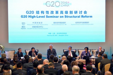 ▲볼프강 쇼이블레 독일 재무장관(앞줄 왼쪽 세번째) 등 주요 20개국(G20) 재무장관 및 중앙은행장들이 26일 중국 상하이에서 세계 경제구조의 개혁 방안 등에 대해 논의하고 있다. 사진=신화뉴시스