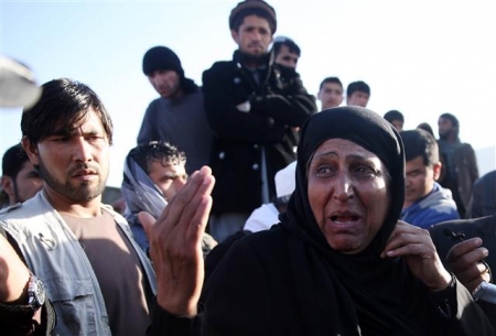 ▲아프가니스탄 수도 카불 국방부 청사 앞에서 27일(현지시간) 자폭테러가 발생한 가운데 목격자인 한 여성이 취재진에 목격담을 전하고 있다. 사진=AP뉴시스 