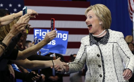 ▲미국 민주당 대선 경선주자인 힐러리 클린턴 후보가 사우스캐롤라이나 주 경선에서 승리한 뒤 27일 (현지시간) 컬럼비아에서 지지자들과 함께 기쁨을 나누고 있다. 사진=AP뉴시스