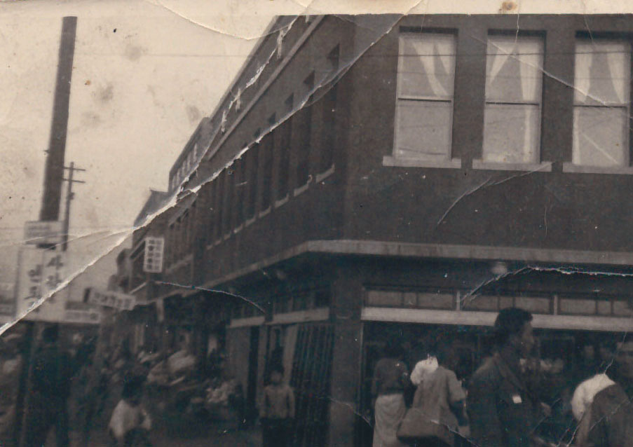 ▲1955년 조흥상회 건물 전경. 과거 마루지답게 사람들로 붐비고 있다.