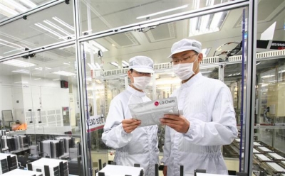 ▲LG화학 오창공장의 배터리 생산라인에서 직원들이 제품을 살펴보고 있다. (사진=LG화학)
