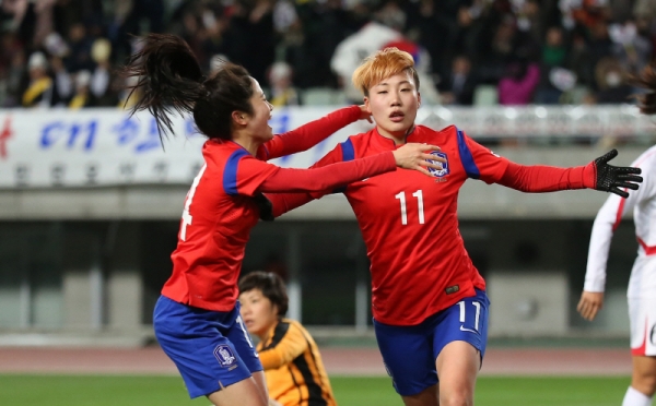 ▲한국 여자축구 대표팀 정설빈이 29일 일본 오사카 얀마 스타디움에서 열린 '2016 리우올림픽 아시아지역 최종예선' 1차전 북한과의 경기에서 선제골을 기록한 뒤 환호하고 있다.(연합뉴스)