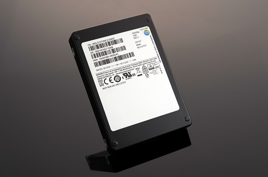 ▲삼성전자가 출시한 세계 최대 용량의 '15.36TB SAS SSD'. (사진제공=삼성전자 )