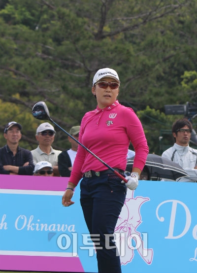 ▲신지애가 JLPGA 투어 시즌 개막전 다이킨 오키드 레이디스 2라운드에서 공동 4위에 올랐다. 사진은 4일 열린 2라운드 17번홀에서 티샷 후 타구 방향을 확인하고 있는 신지애. (오상민 기자 golf5@)