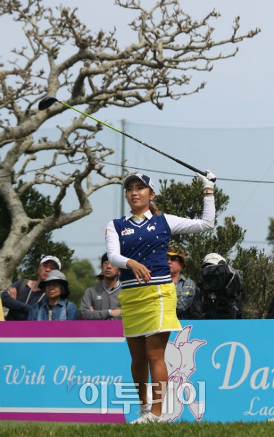 ▲이보미가 JLPGA 투어 시즌 개막전 다이킨 오키드 레이디스 2라운드에서 공동 11위를 차지했다. 사진은 4일 열린 2라운드 17번홀에서 티샷 실수를 범한 이보미. 이보미의 드라이버 페이스를 떠난 볼은 페어웨이벙커 안으로 떨어졌다. (오상민 기자 golf5@)