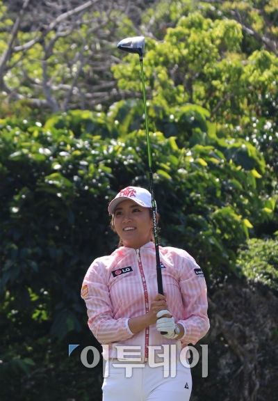 ▲이보미가 일본에서 새 시즌을 맞았다. 그는 지난해 7승을 장식하며 JLPGA 투어 상금왕에 올랐다. 전성시대를 활짝 열어가고 있는 이보미의 성공 비결엔 두 가지 원칙이 있다. 언행에 있어 겸손과 긍정의 끈을 놓지 않는다는 점이다. (오상민 기자 golf5@)
