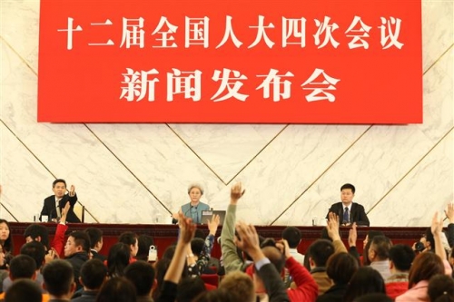 ▲푸잉(가운데) 중국 전국인민대표대회(전인대) 대변인이 4일(현지시간) 베이징 인민대회당에서 전인대 개막을 하루 앞두고 기자회견을 하고 있다. 베이징/신화뉴시스 