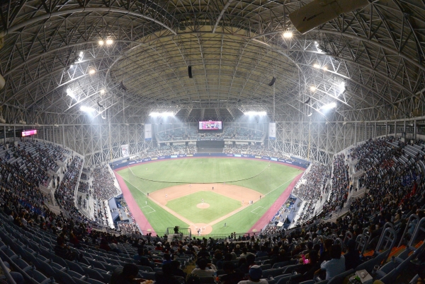 ▲2015 서울 슈퍼시리즈 한국과 쿠바의 경기로 공식 개장한 고척스카이돔. 2016시즌 넥센 히어로즈의 홈구장으로 사용된다. (뉴시스)