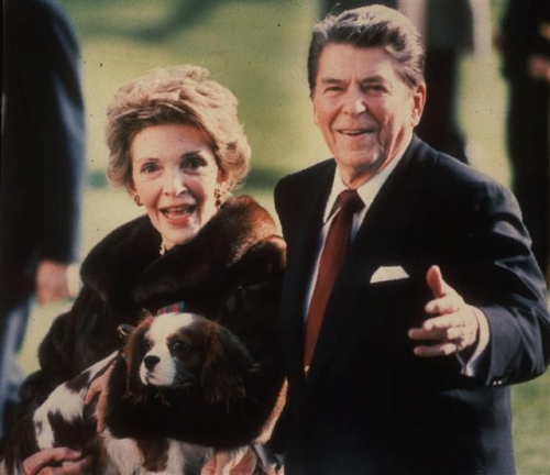 ▲고 로널드 레이건 전 미국 대통령과 부인인 고 낸시 여사가 1986년 12월 백악관에서 반려견 렉스를 안고 카메라를 응시하며 즐거운 한때를 보내고 있는 모습. 사진=AP연합뉴스