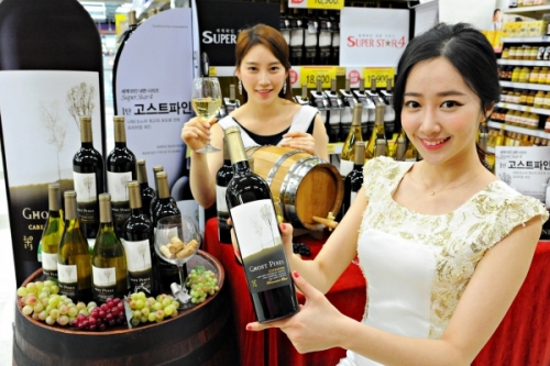 ▲대형마트가 봄을 맞이해 세계적인 와인을 저렴한 가격에 선보이며 프리미엄 와인 시장을 공략하고 있다.(사진제공=홈플러스)