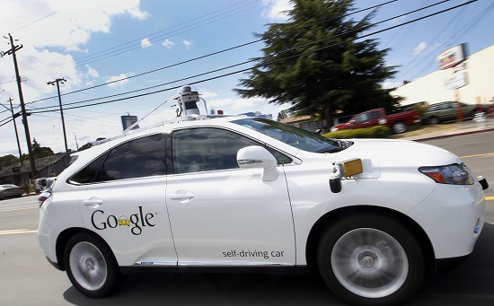 ▲지난달 14일 구글의 자율주행차가 시범 운행 중 처음으로 사고를 냈습니다. 책임은 누가 져야 할까요? 무인차의 돌발 상황 대처 프로그램을 어떻게 설계할 것이냐를 두고 관련업계가 뜨거운 논쟁을 벌이고 있습니다.(AP/뉴시스)