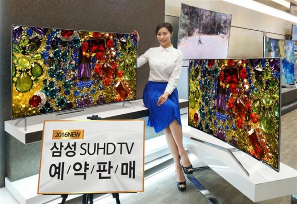 ▲삼성전자 모델이 삼성디지털프라자 강남본점에서 2016년 최신 ‘SUHD TV' 예약판매 제품을 소개하고 있다.  사진제공 삼성전자