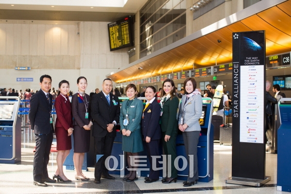 ▲LA 국제공항에 모인 스타얼라이언스 회원사 직원들이 기념사진을 촬영하고 있다. 사진제공 아시아나항공