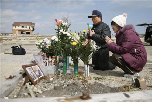 ▲동일본 대지진 5주년을 맞아 11일(현지시간) 한 희생자 가족이 후쿠시마 현에서 쓰나미로 목숨을 잃은 딸을 추모하고 있다. 후쿠시마/AP뉴시스 