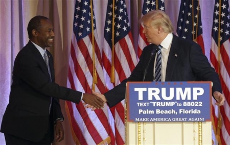 ▲벤 카슨(왼쪽)이 11일(현지시간) 미국 플로리다주 팜비치에 있는 마러라고 클럽에서 도널드 트럼프의 공개 지지 선언을 하고 트럼프와 악수하고 있다. 사진=AP뉴시스