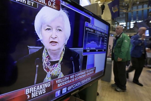 ▲뉴욕증권거래소(NYSE) 트레이더들이 16일(현지시간) 재닛 옐런 연방준비제도(Fed.연준) 의장 기자회견을 TV 스크린을 통해 확인하고 있다. 이날 연준은 기준금리를 현행 수준으로 동결하기로 했다. 뉴욕/AP뉴시스